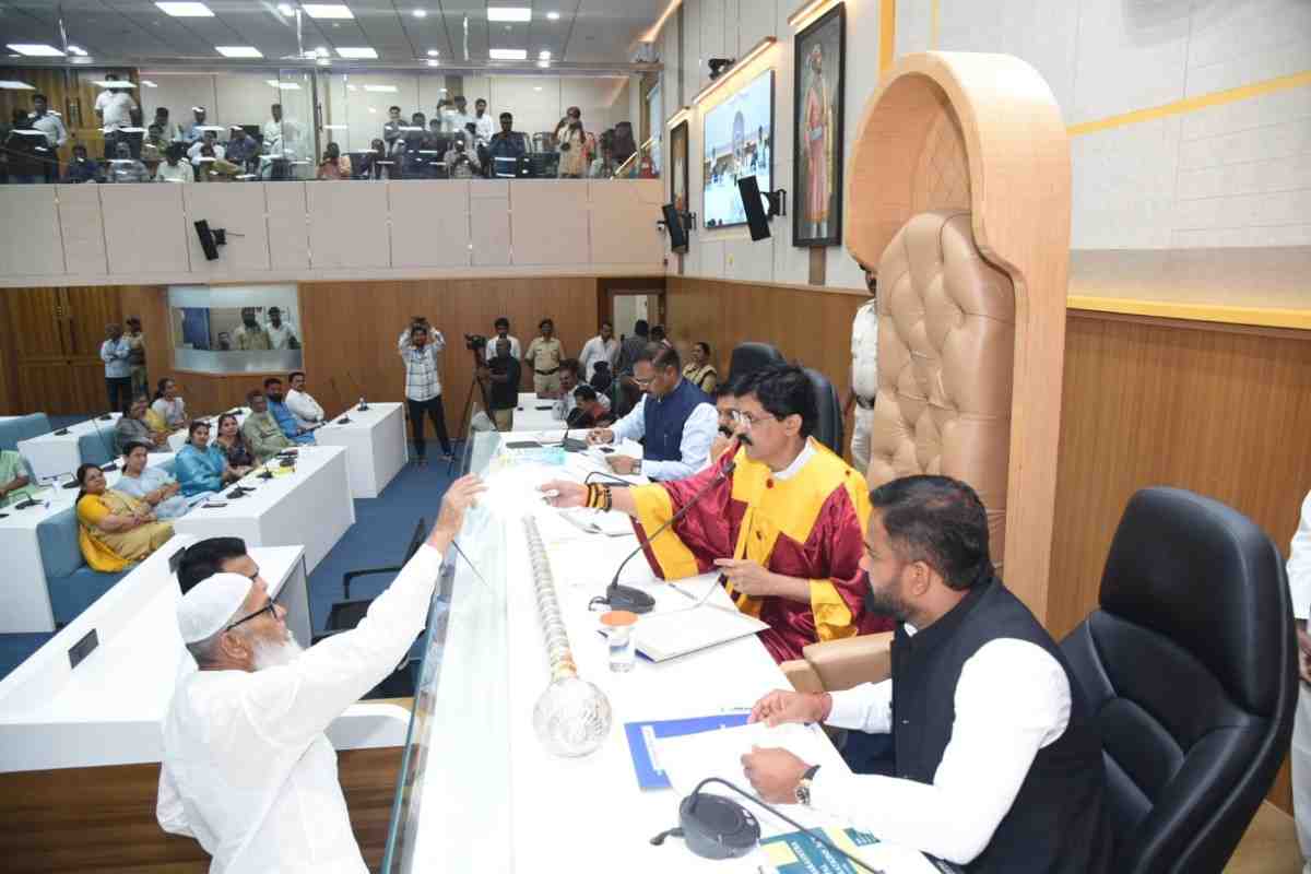 ती ५ मिनिटे, महापौरांचा इशारा अन्‌ एमआयएम नगरसेवकांची वाढलेली धाकधूक!, विशेष सभेत काय घडलं, कोणत्या समितीचे कोण सदस्य...