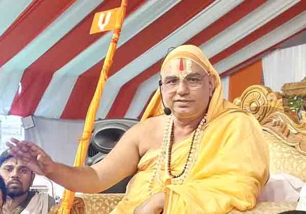 हिंदू मुलींना फसवण्यासाठी विशिष्ट समुदायाकडून पैसे दिले जातात!; छत्रपती संभाजीनगरमध्ये जगद्‌गुरू नरेंद्राचार्य महाराजांचे स्पष्ट मत 