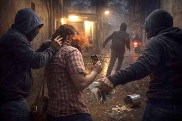 जेवणाची ऑर्डर द्यायची म्हणून बोलावले, चौघांनी लोखंडी रॉडने बेदम मारहाण करत केटरिंग व्यावसायिकाला लुटले!, सातारा परिसरातील घटना