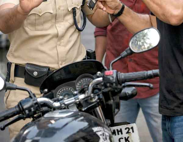 पुन्हा पोलिसावर हल्ला, पोलीस उपनिरीक्षकांना शिवीगाळ करून गाडीची चावी हिसकावून घेतली अन्‌ पायी पाठवले..., नारळीबागेतील घटनेने हद्दच केली...