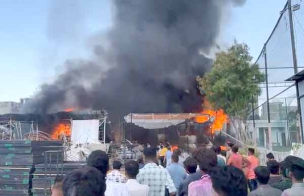 चिकलठाण्याच्या हिनानगरमध्ये गोदामाला भीषण आग, मंडप डेकोरेशनचे लाखो रुपयांचे साहित्य खाक, आकाशात धुराचे लोट