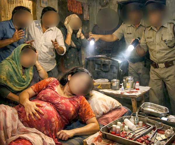 छत्रपती संभाजीनगरमध्ये अनधिकृत गर्भपाताच्या प्रयत्नामुळे विवाहिता पोहोचली मृत्यूच्या दाढेत!; मृत्यूचा खेळ खेळणारे त्रिकूट पोलीस आल्याचे पाहून पळाले... नारेगावच्या घटनेने शहरात खळबळ