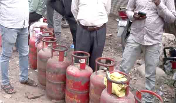अवघे छत्रपती संभाजीनगर शहरच ‘गॅस’वर!; घरगुती गॅसची कृत्रिम टंचाई, ९२१ रुपयांचा सिलिंडर २ हजार रुपयांनी विकताहेत विक्रेते, प्रशासनाचे दावे फोल, दावे करण्यापेक्षा आता थेट टीम बनवून छापे मारा... शहरवासियांची मागणी!!