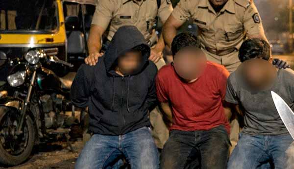 एमजीएमजवळ अंधारात लपून बसले होते तिघे, पोलिसांना पाहून पळाले, अंगझडती घेतली तेव्हा पोलिसांना धक्काच बसला...