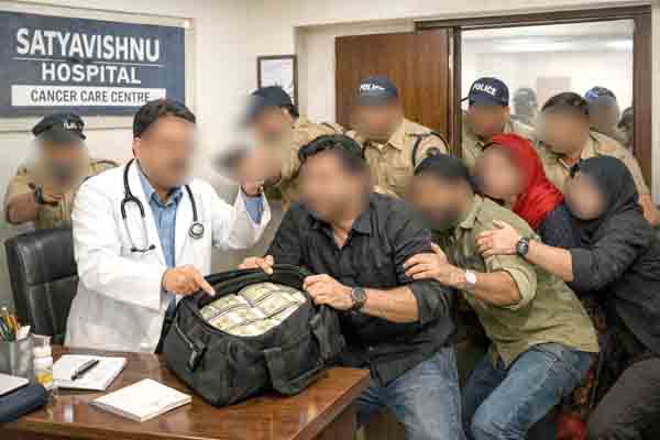 मोठी बातमी : छत्रपती संभाजीनगरच्या प्रसिद्ध डॉक्टरकडून खंडणी स्वीकारताना तिघे अटकेत!; खऱ्या नोटांऐवजी पोलिसांनी दिल्या ‘चिल्ड्रन्स बँक’च्या नोटा... हडको एन १२ मध्ये सिटी चौक पोलिसांच्या कारवाईने खळबळ 