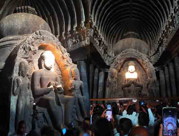 तथागत गौतम बुद्धांची ‘तेजोमय मुद्रा’ : जगप्रसिद्ध वेरूळ लेणीत हजारो पर्यटकांनी पाहिला अद्‌भूत किरणोत्सव सोहळा!