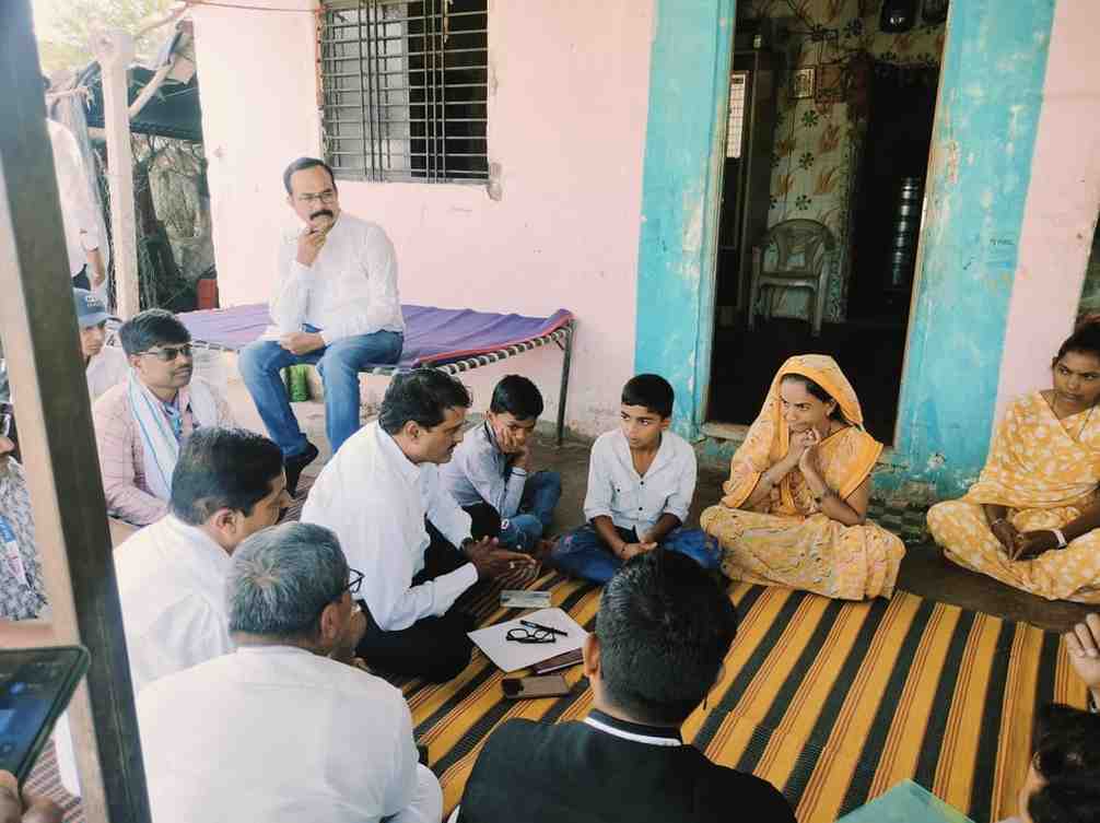 कन्नड, खुलताबाद तालुक्यात आत्महत्याग्रस्त शेतकरी कुटुंबीयांना ॲड. नीलेश हेलोंढे पाटील यांची सांत्वन भेट