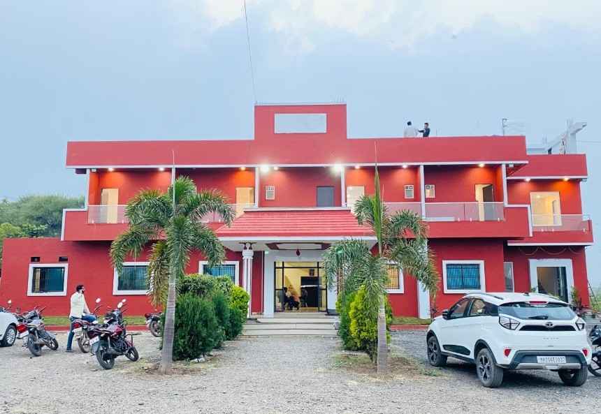 मुकुंदवाडीच्या पोलीस अंमलदारावर हॉटेलमध्ये राड्याचा आरोप, मारहाणीसह चाकू हल्ल्यात चौघे जखमी, हॉटेलमालकानेच पकडून करमाड पोलिसांत नेले...