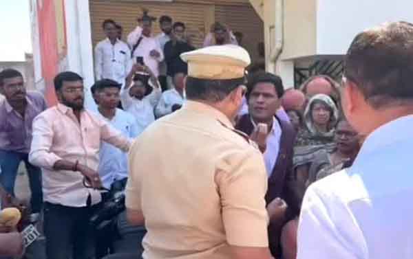 वाळूज MIDC तील ठाकरे गटाच्या आंदोलनाला हिंसक वळण!; सोनवणेंना अक्षरशः ढकलत पोलिसांनी गाडीत बसवले, संतप्त नागरिकांनी मडके पोलिसांवर फेकले, हजार-दीड हजार लोकांचा पोलीस ठाण्याला घेराव