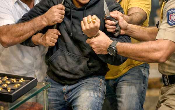 सराफा दुकानात आला, घाई अन्‌ एकूणच वर्तन संशयास्पद वाटल्याने दुकानदारही सतर्क झाला, संशय खरा झाला..., जयभवानीनगरमध्ये काय घडलं...