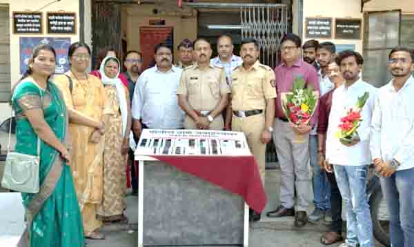 महिला दिनी पोलीस दादांनी लाडक्या ताईला दिला आश्चर्याचा धक्का..., जवाहरनगर पोलीस ठाण्यात घडला हा किस्सा...