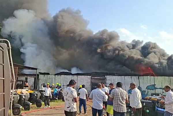 कांचनवाडीजवळील पगारिया ऑटोच्या गोडाऊनला भीषण आग, शेकडो नव्या रिक्षा, मालवाहू वाहने खाक, कोट्यवधींचे नुकसान