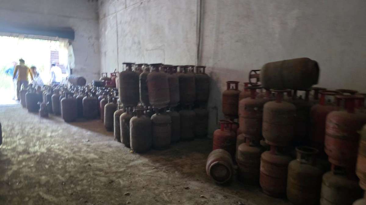 वाळूज MIDC तील बंद कंपनीत शेकडो घरगुती गॅस सिलिंडर्सचा साठा आढळल्याने खळबळ!