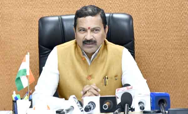 छत्रपती संभाजीनगरमध्ये मोठा निर्णय : स्कूल व्हॅनमध्ये जीपीएस, सीसीटीव्ही कॅमेरे, पॅनिक बटन सुविधा बंधनकारक, जिल्हाधिकारी दिलीप स्वामी यांनी काढले आदेश