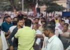 गंगापूर पोलीस ठाण्याचे आवार बनले राजकीय कुस्तीचा ‘आखाडा’!; निवडणुकीतील धुसफुसीतून दोन गटांत तुंबळ हाणामारी, पोलिसांनी लाठीमार करून पांगवली गर्दी 