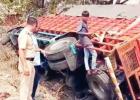 चालकाला डुलकी, वऱ्हाड घेऊन जाणारा ट्रक विजेच्या खांबाला धडकून महिलेचा मृत्यू, ८ गंभीर जखमी, सिल्लोड तालुक्यातील दुर्घटना
