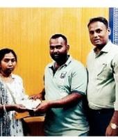 माणुसकीचे अनोखे दर्शन : मुलाच्या फीचे हरवलेले ३० हजार रुपये तत्परतेने केले महिलेस परत, सामाजिक कार्यकर्त्यांचा प्रामाणिकपणा, सिडकोतील घटना