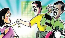 पावणेदोन लाखांचे सोन्याचे गंठण हिसकावून दुचाकीस्वार चोरट्यांनी ठोकली धूम!, एएस क्लब परिसरातील घटना