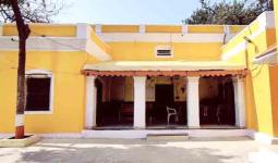 भररस्‍त्‍यात गाठून तरुणावर कुऱ्हाडीचे घाव, वस्तऱ्याचे सपासप वार, रक्‍तबंबाळ होऊन कोसळताच हल्लेखोराने काढला पळ!, सोयगावमध्ये भरदिवसा थरार