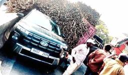 चौका घाटातील भीषण अपघातातून सुदैवाने बचावले एकाच कुटुंबातील ६ जण!, ट्रॅक्टर उलटून उसाखाली दबली कार...