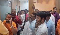 अबब...भाजपसाठी किती हे इच्छुक! उमेदवारी अर्ज घेण्यासाठी लागली रांग!!, इच्छुकांनी ८  तासांत घेतले ९२२ अर्ज...