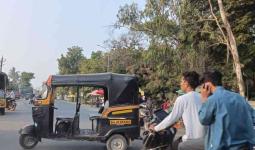 बजाजनगरात रिक्षाचालकाची दादागिरी, रस्त्याच्या मधोमध रिक्षा उभी करून वाहतुकीचा केला खोळंबा!