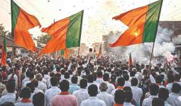 विश्लेषण : भगवा फडकला, हिरवा उंचावला, पण विजयी रॅलींत निळा झेंडा का नाही दिसला?