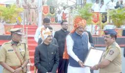 ३०० हून अधिक पुरस्कार, २६ वर्षांची प्रामाणिक सेवा, चातुर्य-धाडसी गुण... शेतकरी कुटुंबातील बाळासाहेब आंधळे ठरले पोलीस महासंचालकांच्या सन्मानचिन्हाचे हकदार!