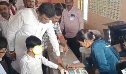 जिल्हाधिकाऱ्यांची मोठी कारवाई : आ. विलास भुमरेंसोबत चिमुकल्याला मतदान कक्षात प्रवेश दिल्याने ३ कर्मचारी निलंबित!