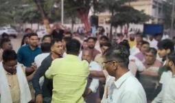 गंगापूर पोलीस ठाण्याचे आवार बनले राजकीय कुस्तीचा ‘आखाडा’!; निवडणुकीतील धुसफुसीतून दोन गटांत तुंबळ हाणामारी, पोलिसांनी लाठीमार करून पांगवली गर्दी 