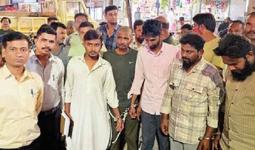 शहागंजमध्ये ड्रग्ज तस्करांची पोलिसांनी काढली धिंड!, मुख्य सूत्रधार अश्पाक परराज्‍यात पळून गेल्याची शक्यता