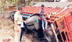 चालकाला डुलकी, वऱ्हाड घेऊन जाणारा ट्रक विजेच्या खांबाला धडकून महिलेचा मृत्यू, ८ गंभीर जखमी, सिल्लोड तालुक्यातील दुर्घटना