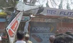 वेळ साधलीच!; शहागंजमधील अतिक्रमणांवर चालला बुलडोझर, मुजोर हातगाडीवाल्यांना शिकवला धडा!!