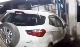 ब्रेकऐवजी एक्सिलेटरवर पाय पडला अन्‌ कार थेट लॅबमध्ये घुसली!; गजानन महाराज मंदिर रस्त्यावर अपघाताचा थरार