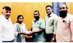 माणुसकीचे अनोखे दर्शन : मुलाच्या फीचे हरवलेले ३० हजार रुपये तत्परतेने केले महिलेस परत, सामाजिक कार्यकर्त्यांचा प्रामाणिकपणा, सिडकोतील घटना