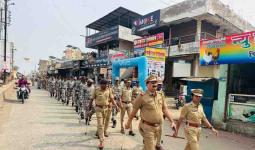 वाळूज एमआयडीसी पोलिसांची फौज उतरली रस्‍त्‍यावर!; पथसंचलनातून मतदारांना दिला सुरक्षिततेचा विश्वास!!