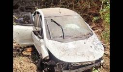 वेळीच एअरबॅग उघडल्याने वाचले मुख्याध्यापक देविदास चितळे, नियंत्रण सुटून कार २० फूट खोल चारीत कोसळली!, फुलंब्रीजवळील दुर्घटना