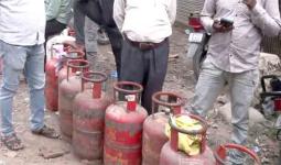 अवघे छत्रपती संभाजीनगर शहरच ‘गॅस’वर!; घरगुती गॅसची कृत्रिम टंचाई, ९२१ रुपयांचा सिलिंडर २ हजार रुपयांनी विकताहेत विक्रेते, प्रशासनाचे दावे फोल, दावे करण्यापेक्षा आता थेट टीम बनवून छापे मारा... शहरवासियांची मागणी!!