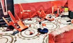 थापटी तांडाच्या वादग्रस्त कुलस्वामिनी कला केंद्रावर ३०० ग्रामस्थांचा हल्ला!; १२ वाहने फोडली, ‘शौकिनां’ना दांडक्यांनी चोपले, नृत्यांगणांनी स्वतःला खोलीत कोंडून घेतले!!