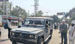 भररस्त्यात उभी केली क्रूझर, पोलिसांना म्हणाला, "हम नगरसेवक पठाण के लोगा, सबकी वर्दी उतरवा दूँगा...’, हर्सूल टी पॉइंटवर दोघांनी कहरच केला..! 