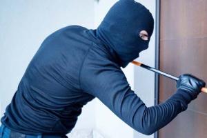 बनेवाडीत फ्‍लॅट फोडून चोरट्यांनी लांबवले ५ लाखांची रोकड!