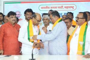 विधानसभेचे तिकीट देऊन परत घेणाऱ्या काँग्रेसला एम. के. देशमुखांनी सोडले!, भाजपमध्ये जाऊन घेतला अपमानाचा बदला!!, मंत्री सावेंनी आग्रह अन्‌ केणेकरांनी केले प्रयत्न