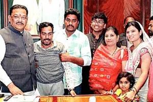 शेतकऱ्यांच्या संकटावर टिंगलटवाळी?; कन्नडला उपोषण सुरू केलेल्या आंदोलकाने छत्रपती संभाजीनगरला पालकमंत्र्यांच्या घरी येऊन सोडले उपोषण!