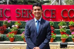 Inspirational story : तयारी सोपी नव्हती, पण स्वप्ने सत्यात उतरतात... दिवसा ड्युटी अन्‌ रात्री अभ्यास; मयंक असा बनला यूपीएससी टॉपर!