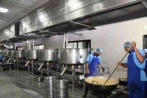 EXCLUSIVE: The miracle of Chhatrapati Sambhajinagar's 'Annamrut'... 40 thousand children are 'fed' daily!, How does this organization work, where does this much money come from, let's all know...