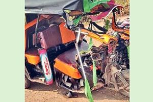 दुभाजकामधून रस्ता ओलांडणाऱ्या ट्रॅक्टरवर ॲपेरिक्षा धडकली, महिलेचा मृत्यू, ८ गंभीर जखमी, पैठणचा भीषण अपघात