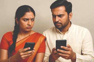Life Style Feature : *रिलेशनशीपमध्ये फोन तपासण्याची सूट देणे किती योग्य?, ओपन फोन पॉलिसीचे फायदे-नुकसान काय?