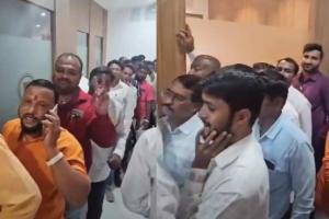 अबब...भाजपसाठी किती हे इच्छुक! उमेदवारी अर्ज घेण्यासाठी लागली रांग!!, इच्छुकांनी ८  तासांत घेतले ९२२ अर्ज...