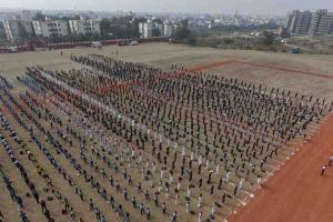 छत्रपती संभाजीनगर घडला विश्वविक्रम : १,८५,००० विद्यार्थ्यांची देशभक्तीपर गितांवर सामूहिक कवायत