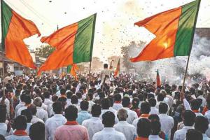 विश्लेषण : भगवा फडकला, हिरवा उंचावला, पण विजयी रॅलींत निळा झेंडा का नाही दिसला?